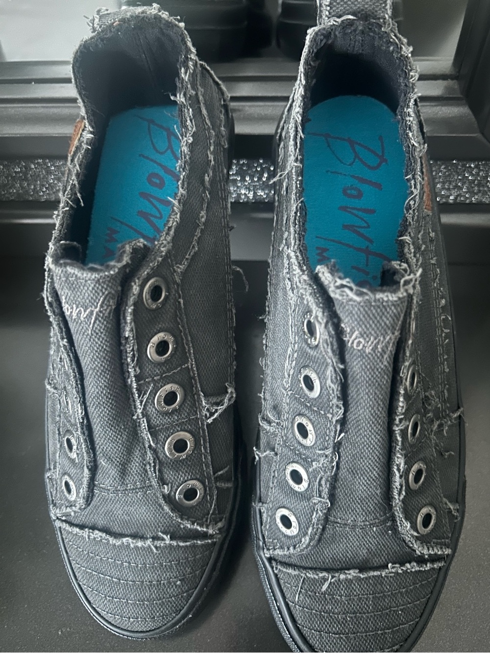 Blowfish NWOT Men’s Black Frayed Canvas Slip-Ons with Teal Insole size: M6/W8